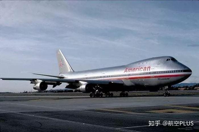 波音b747-100是b747系列飛機最早的型號,也是基本型號,它的上層(鼓包