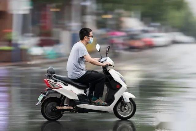 骑电动车男人图片