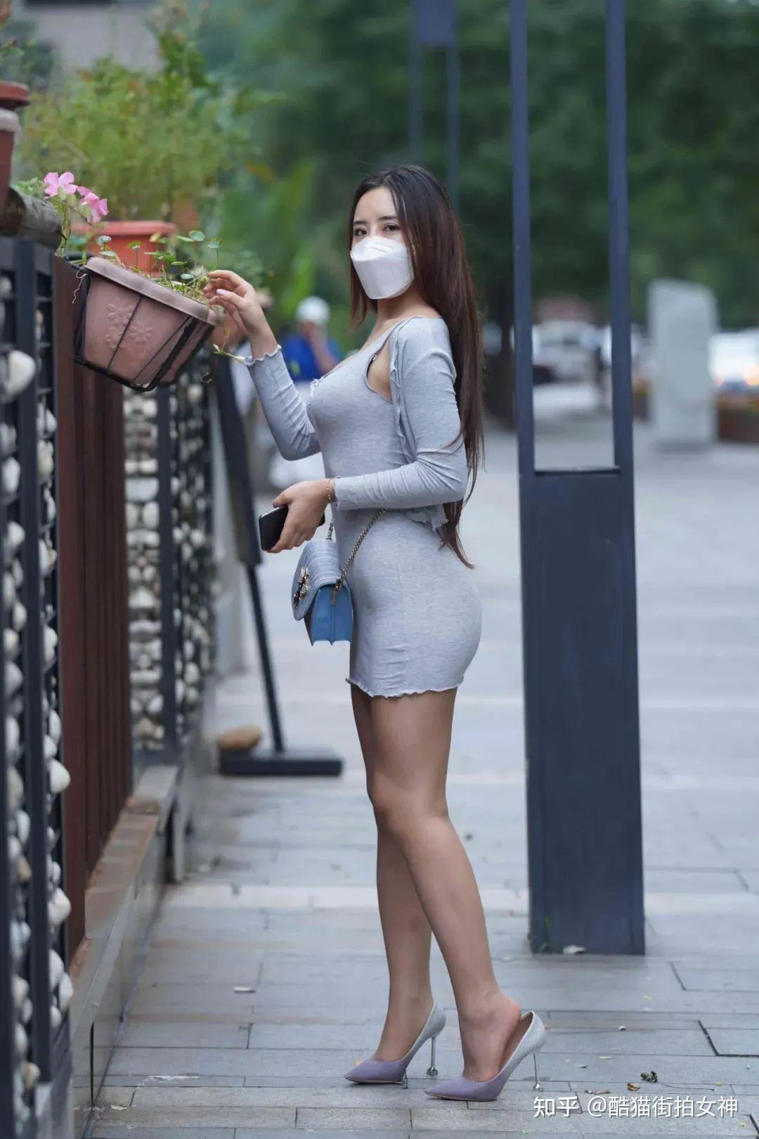 街拍女神:灰色吊带超短包臀裙的丰满女生