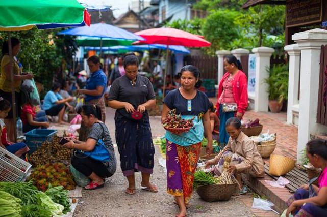 老挝人没有储蓄的习惯,女人顶起半边天