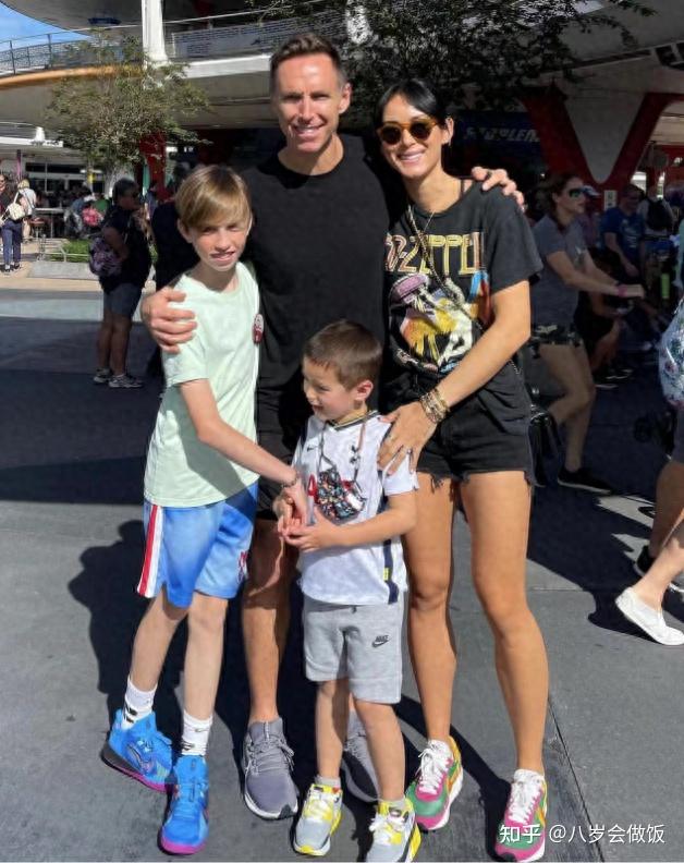 纳什一家近照50岁不当教练二婚妻子小16岁5个孩子很幸福