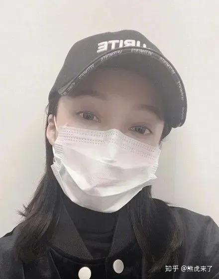 我们再看看其他明星的口罩妆容表现:戴上口罩的张天爱,虽然被口罩遮去