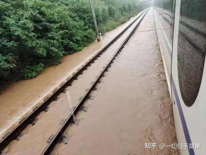 暴雨导致列车 k226,z236 上的乘客被困数小时,有断粮断水的情况,目前