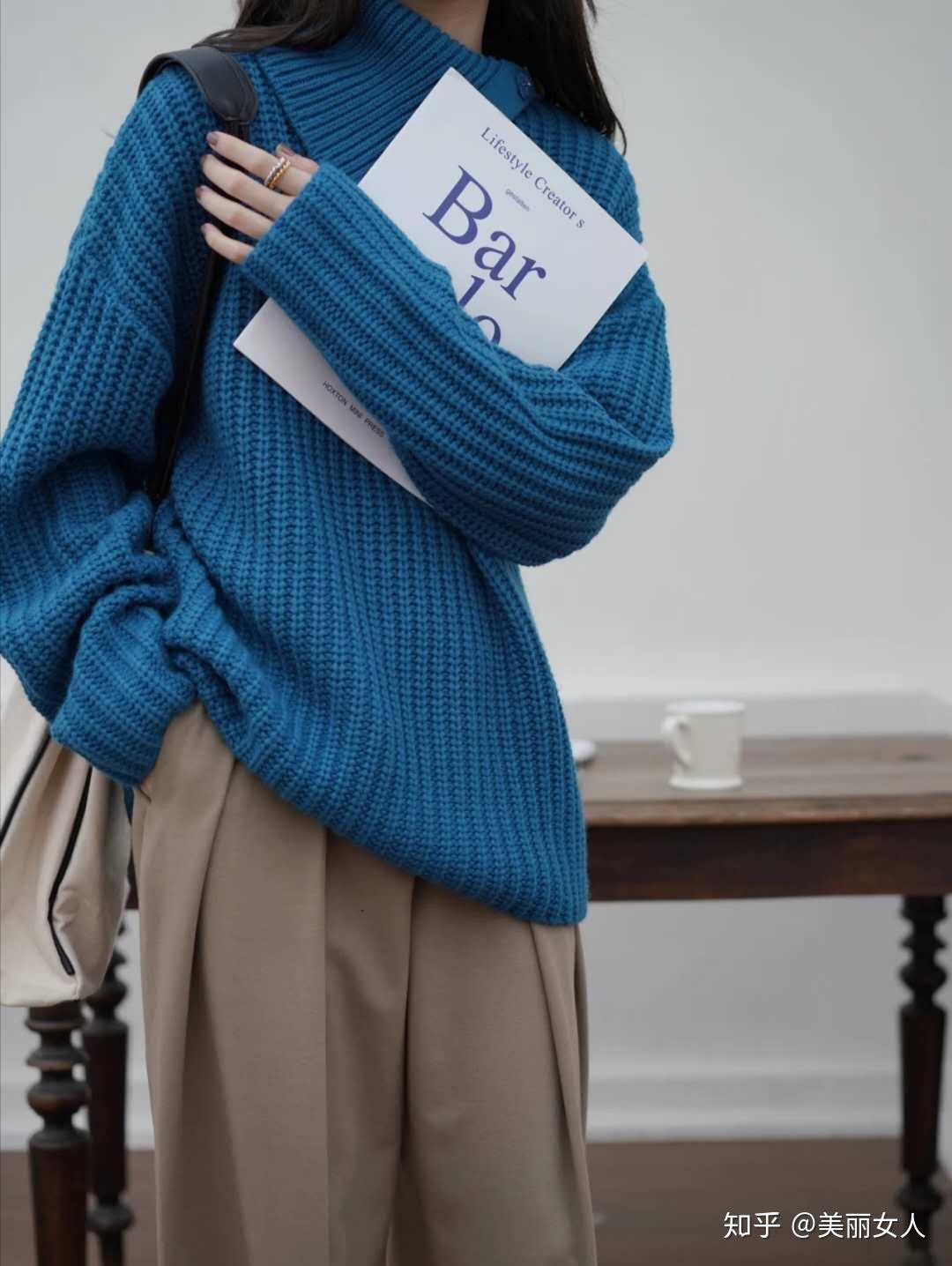 蓝色编织毛衣
