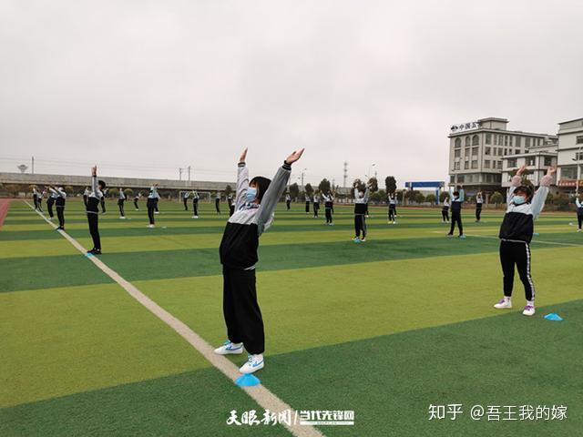 开学了贵安新区一校一策为学生系上安全带