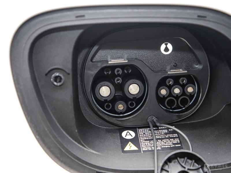 在充电方面,新款腾势n7支持最大230千瓦充电功率,并且通过高压末端