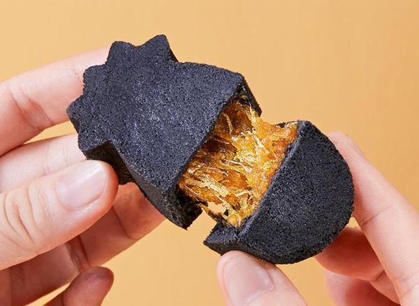 满满的凤梨,我觉得有点微甜,一下吃了三个,真的好吃我妈说我吃黑煤球