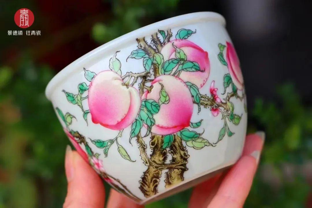 瓷器表面上的花纹,贴花瓷表面一般有肉眼可见的网纹状,手绘瓷不存在