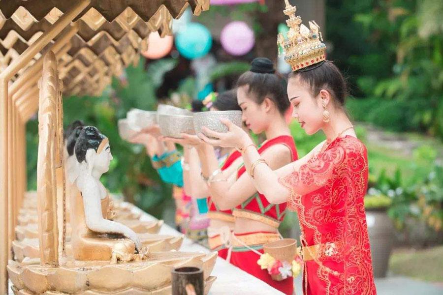 傣族的节日多与宗教活动有关.主要节日有关门节,开门节,泼水节等.