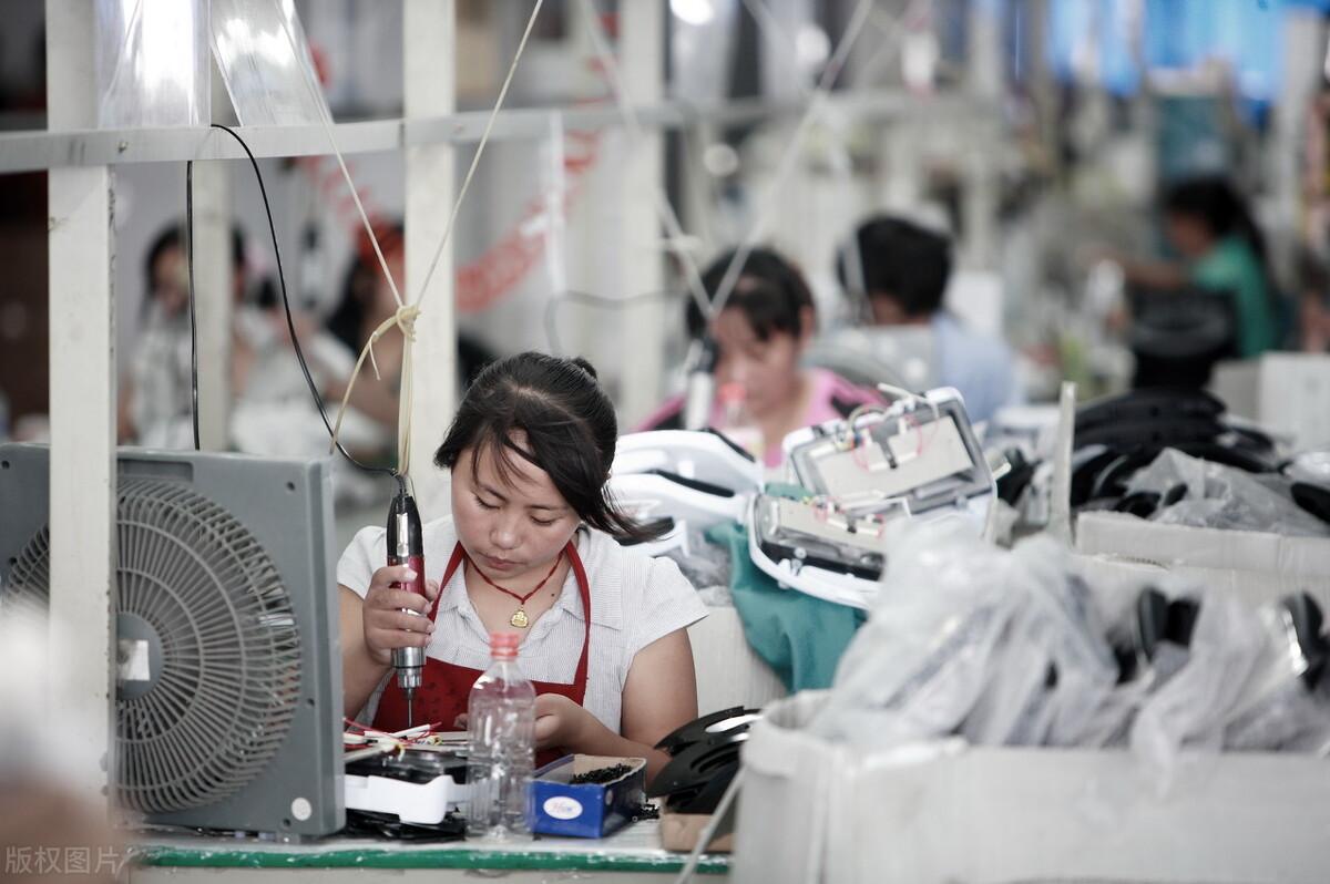 工地或者工厂上班,这些岗位相比之下要求低,门槛低,招收的工人挺多,为