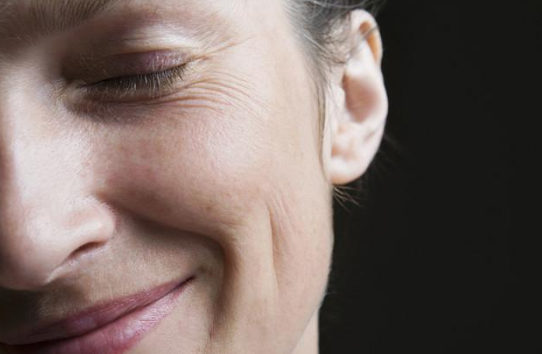 外界气候的变化,会导致皮脂腺和汗腺分泌异常,皮肤的表面就变得更粗糙