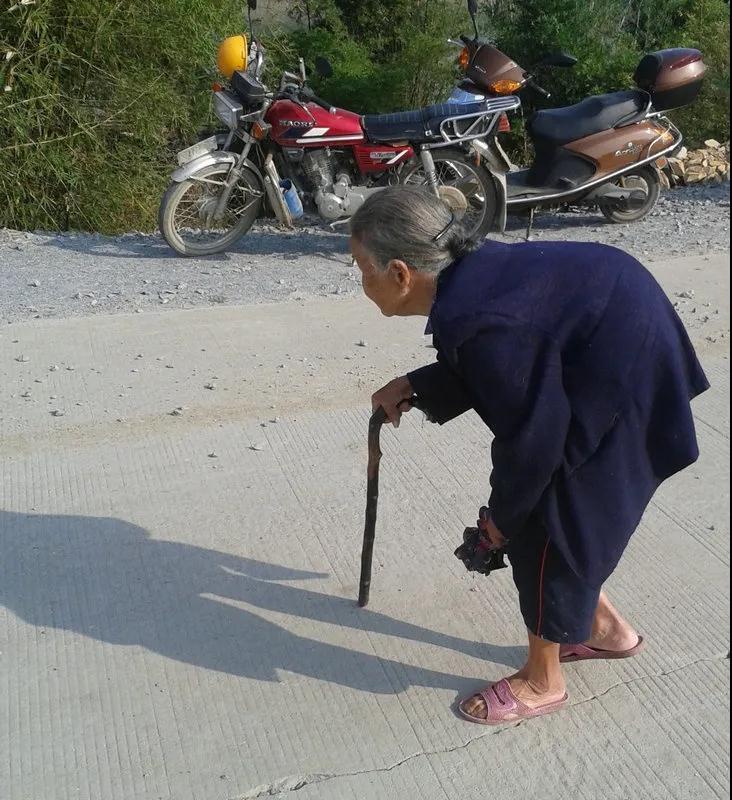 你见过驼背的老人吗?