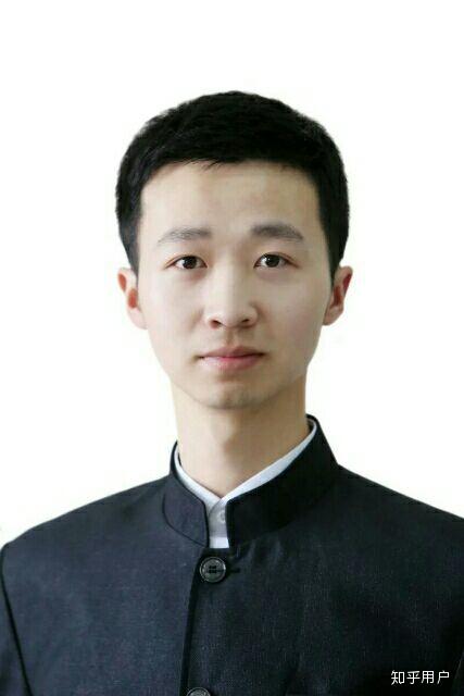 这是他大学时候的证件照.