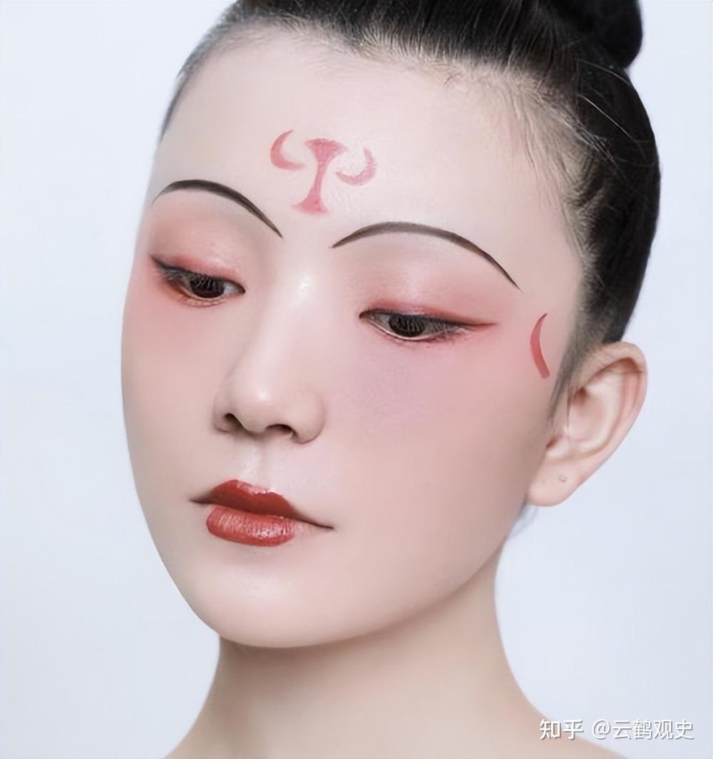 懒起画蛾眉,弄妆梳洗迟:从仕女图探寻唐代女性的化妆流程和妆容