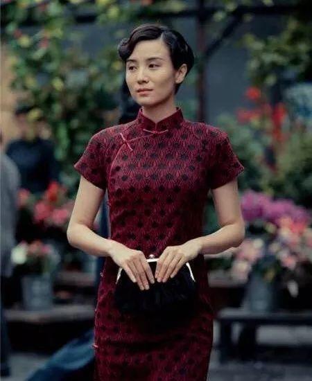 宋佳在电影《师父》里的旗袍扮相很有风韵,两款口金包也配的绝妙,黑色