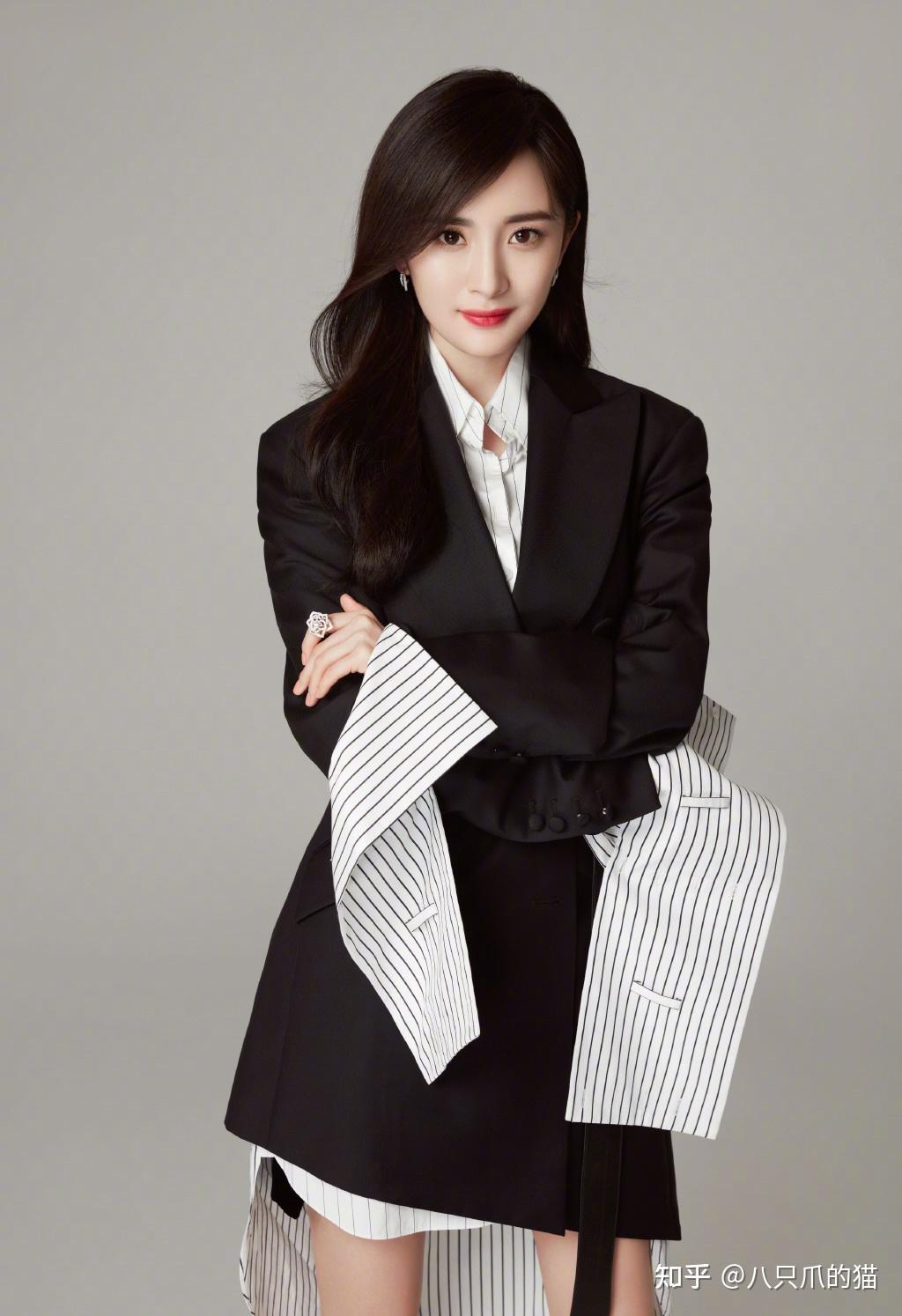 杨幂每天做300个腹卷真拼穿西装筷子腿好抢镜付出果然有回报