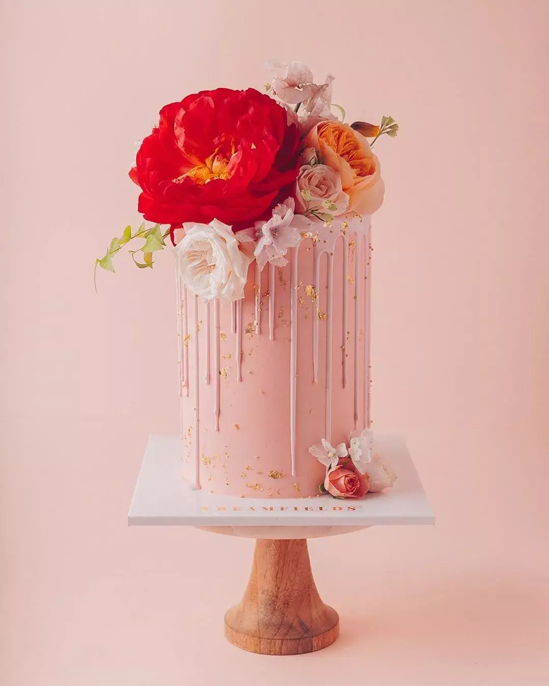鲜花装饰蛋糕的特写摄影-千叶网