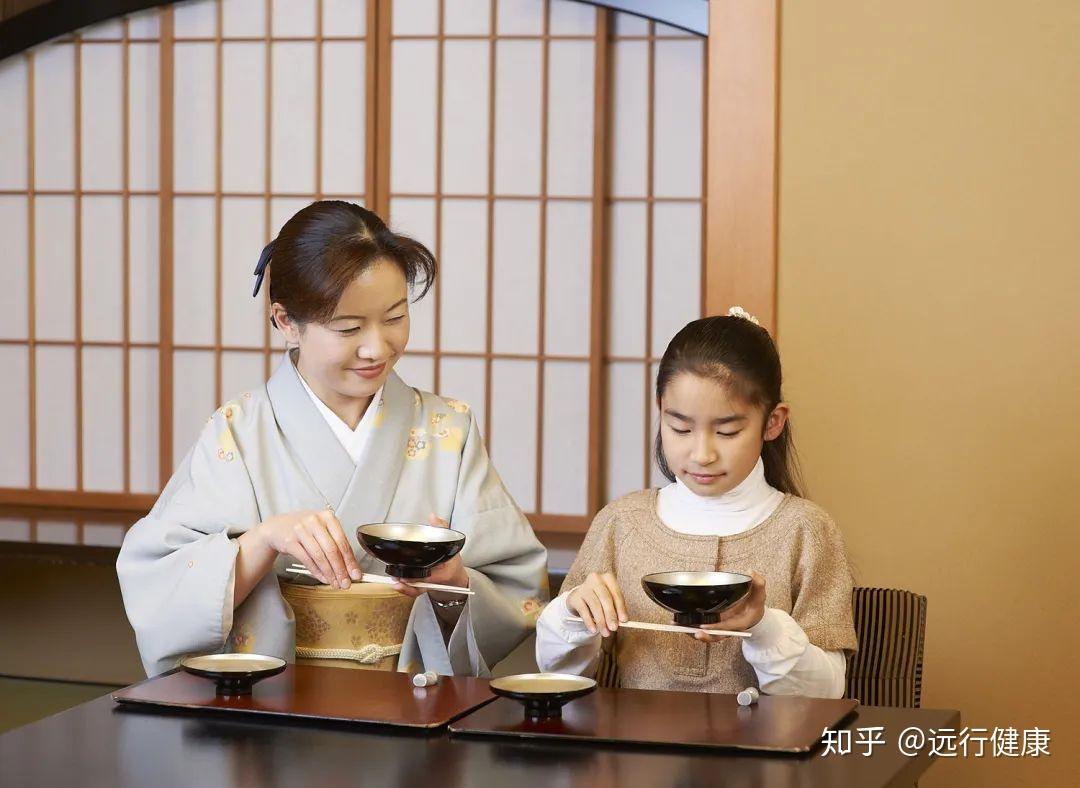 日本是个十分注重餐桌礼仪的国家,认为在吃饭时狼吞虎咽是很不礼貌