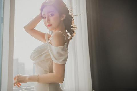 " 穿着外卖工作服的叶辰,敲了敲酒店房门. "来了!"