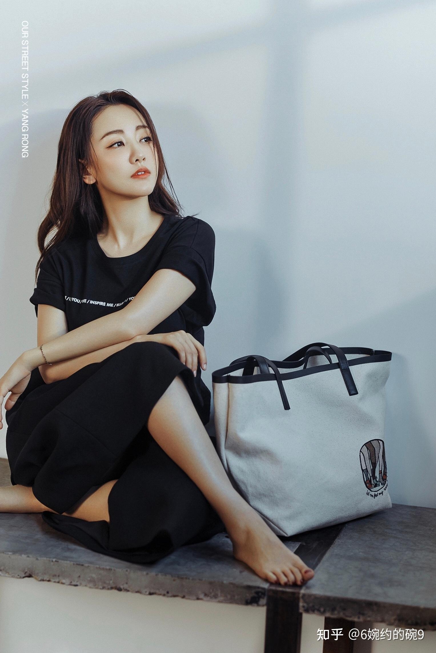 39岁的杨蓉真是不老容颜最新大片穿低领吊带秀出丰满的身材颜值超高的