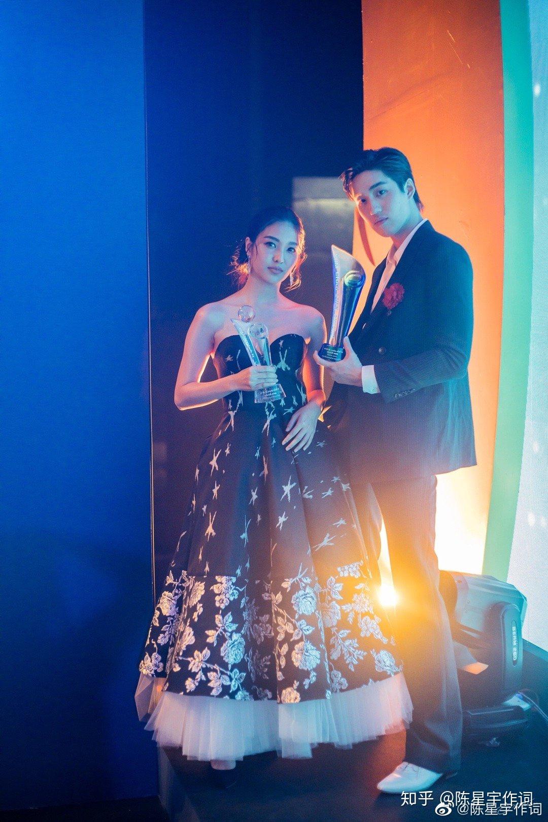 新生代泰剧人气偶像cp团战第16届泰国kcl颁奖礼komchadluekawards