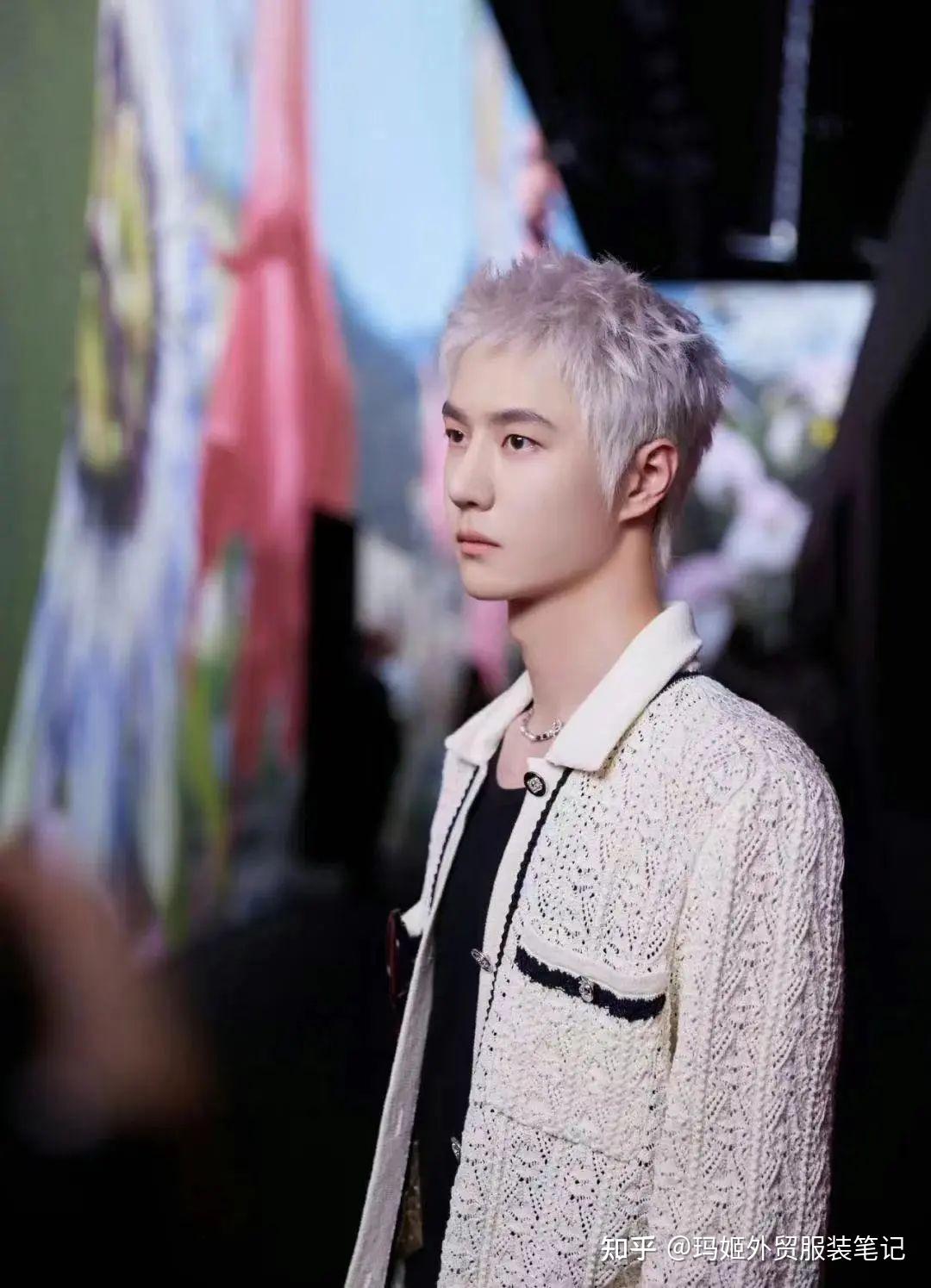 王一博全球首穿香奈儿未发布超超季成衣,全新发色亮相巴黎时装周