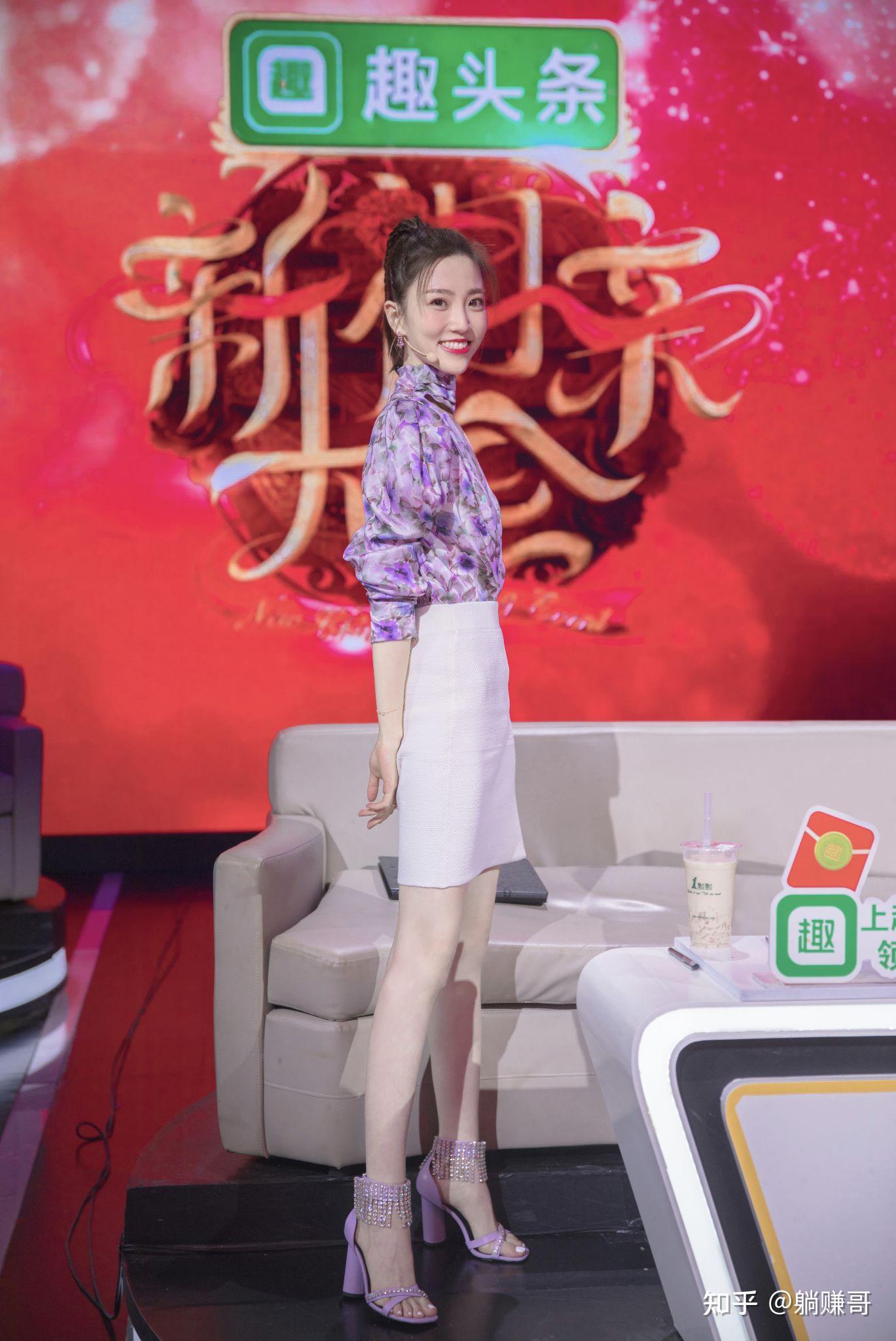 张纯烨美腿玉足壁纸