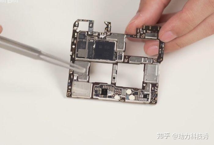 华为mate40pro拆机对标iphone12pro你会选择哪个