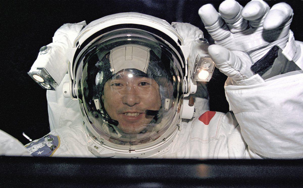 1997年12月3日,日本宇航员土井隆雄在第二次太空行走时,从哥伦比亚