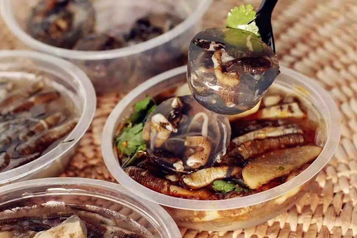 厦门特色小吃之一可口革囊星虫做的土笋冻，你敢吃吗？