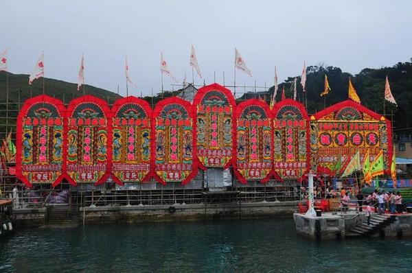 这块五彩的花牌,见证了香港由小渔村到大都会的几十年历程 - 知乎