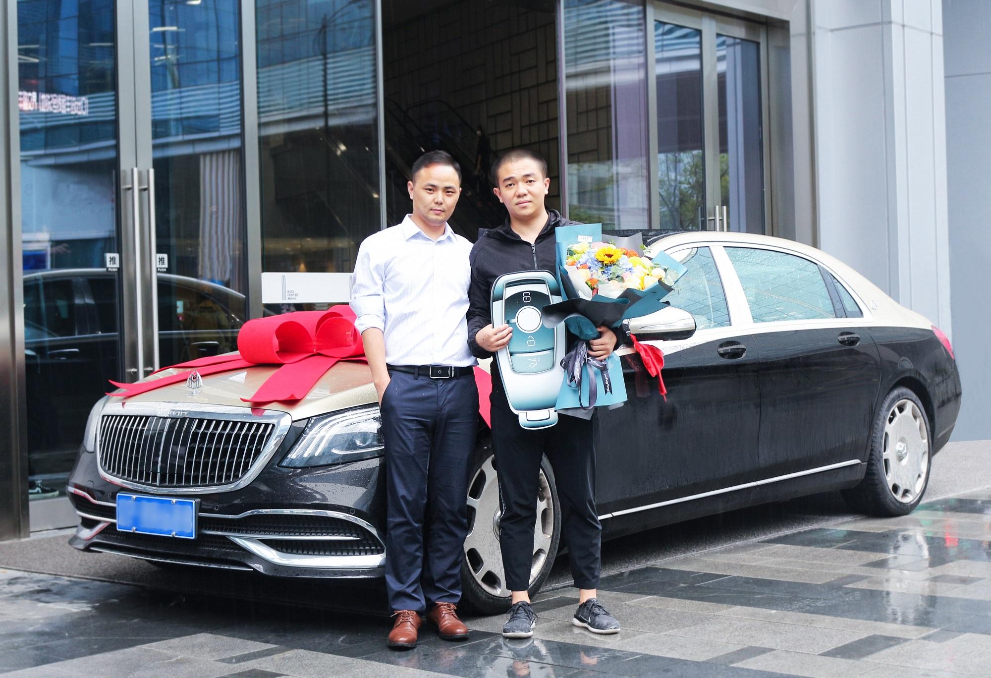 豪气蜜果出行送员工一辆价值数百万的迈巴赫