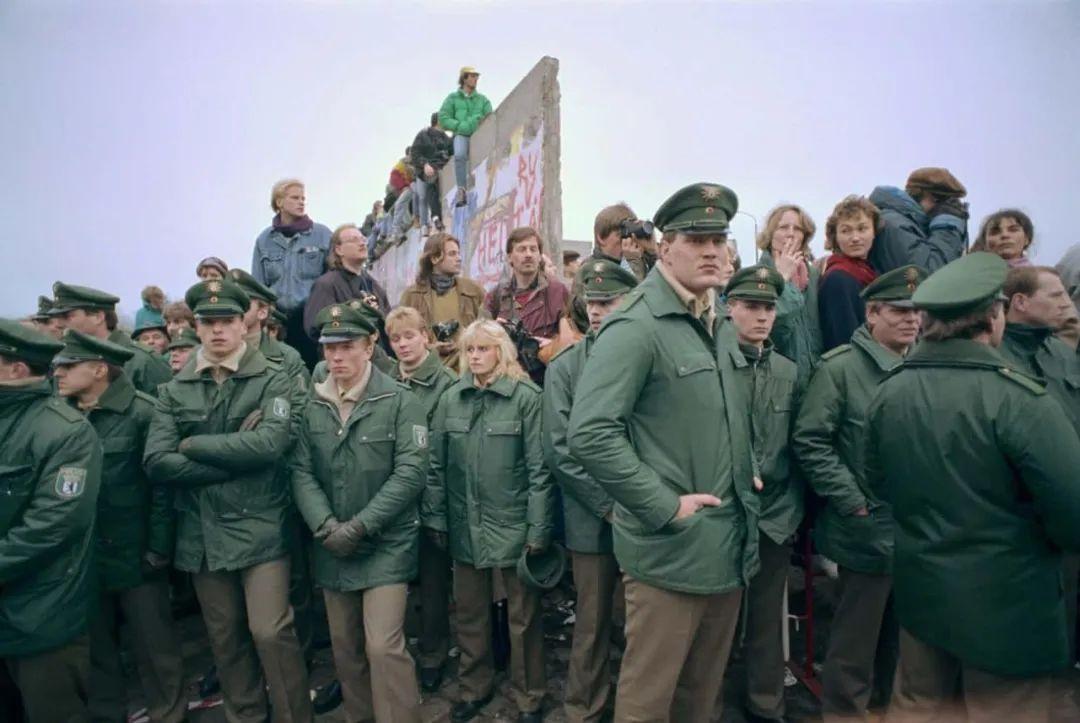 柏林墙倒塌两德统一瞬间令人感慨万千的历史照片