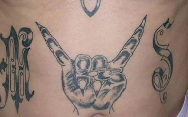 将手势纹在身上这并非ms-13的专利,而是1960年代以后崇拜撒旦主夷的