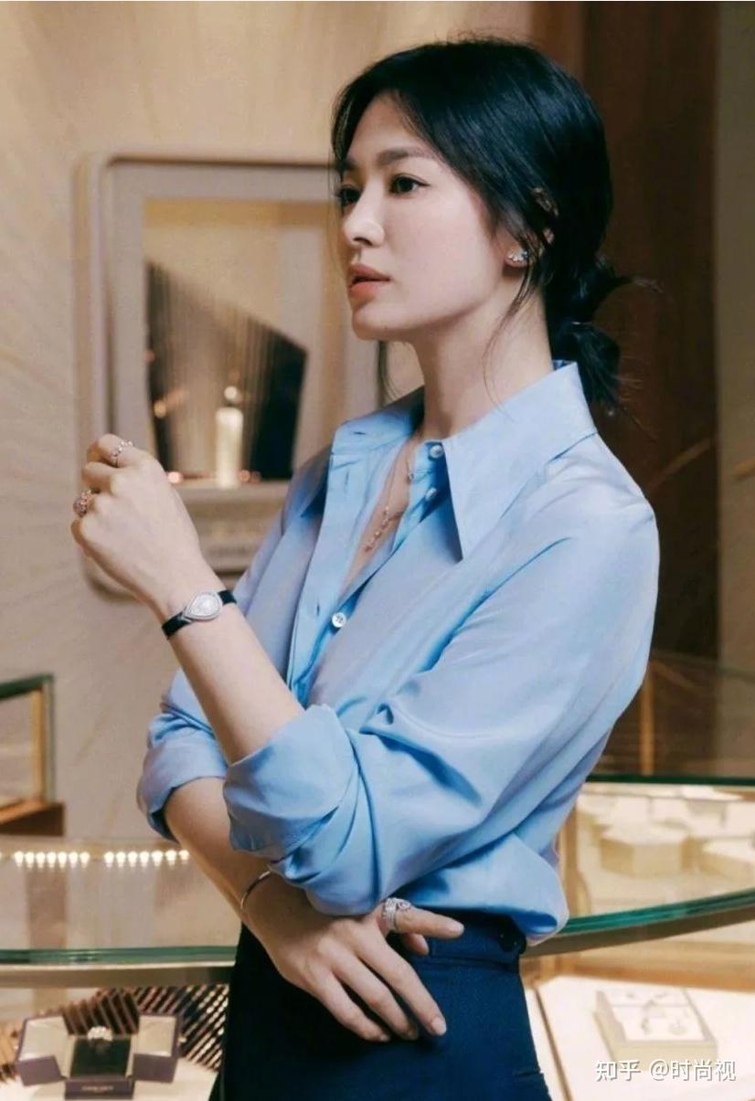 宋慧乔穿蓝色系衬衫显气质，唐艺昕张含韵的穿搭很有“名媛”风范- 知乎