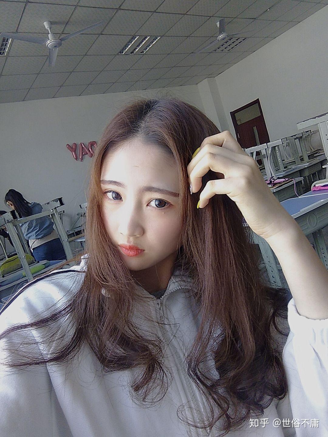 同龄19岁的女孩子都会化妆会穿衣服就自己不化妆不会穿搭是什么感受