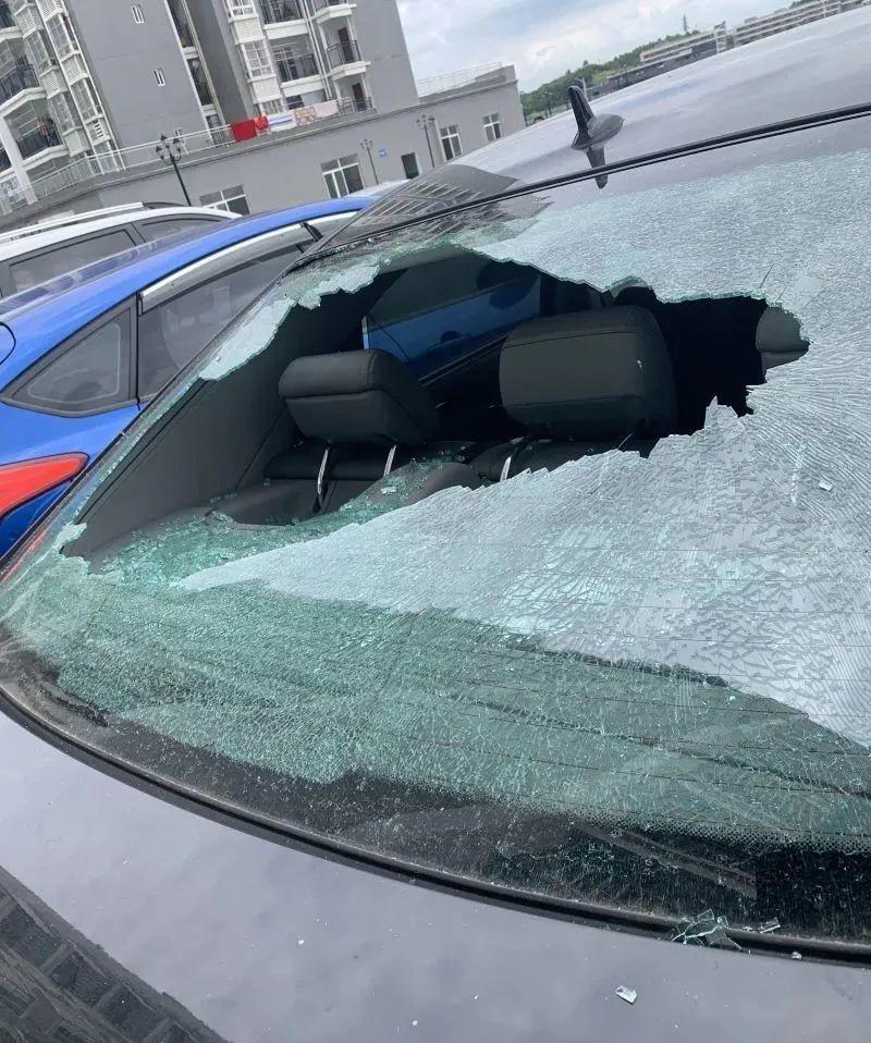 又现高空抛物百万豪车停小区被砸出个大窟窿
