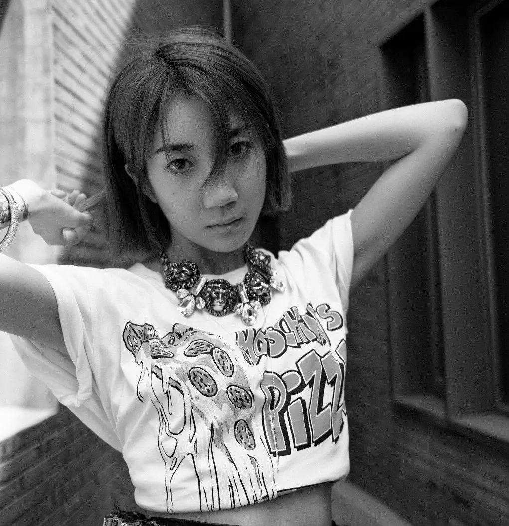 乃万作为女rapper,不仅实力能炸场,穿搭也尽显地下说唱歌手的个性风范