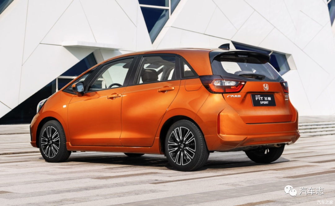 全新飞度的外观设计重回可爱路线,上一代车型凌厉,激进的设计几乎已不