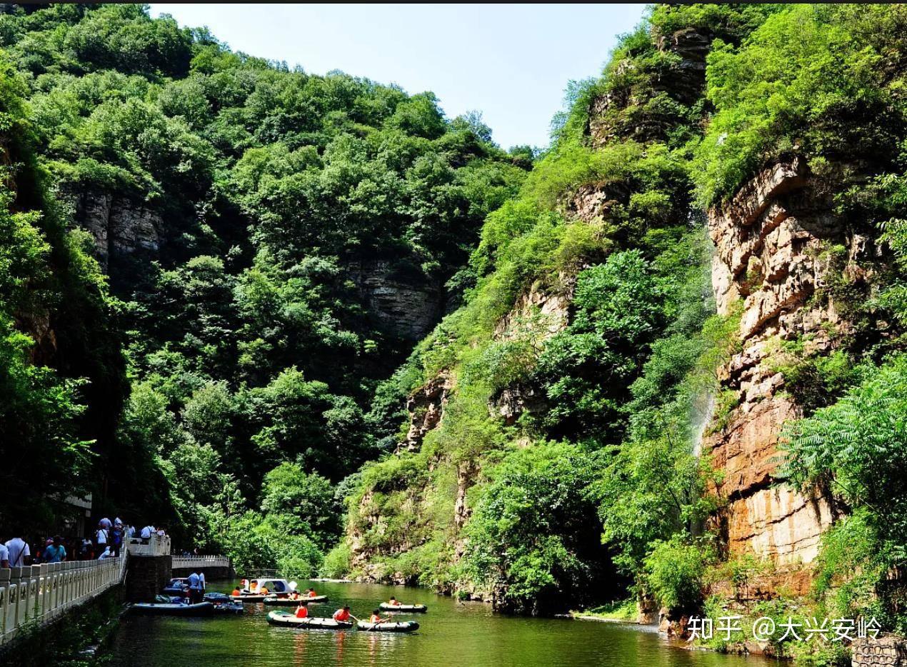 京東大峽谷景區內瀑布,懸崖,潭水,湖泊各展神奇,魚潛水底,鷗鴨翔集,另