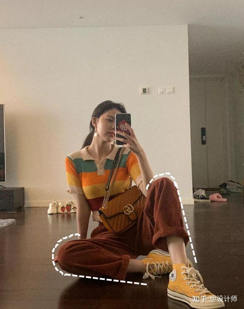 自拍全身照时,四肢一定要尽量地错开摆放,如果是蹲着自拍,便能单膝