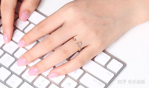 女结婚戒指戴哪只手?男女结婚戒指的戴法解析