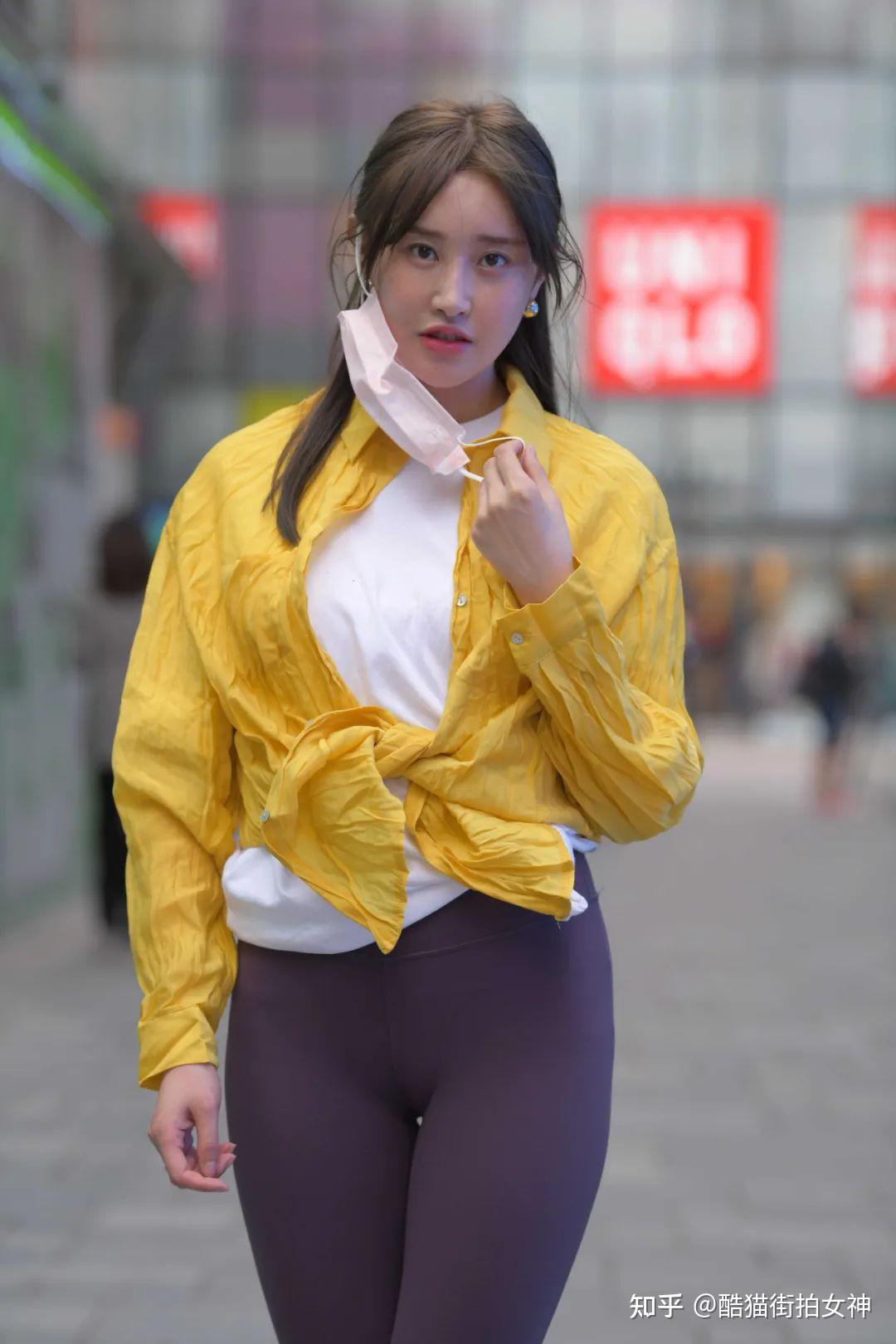 街拍女神紫色紧身裤的翘臀漂亮女生