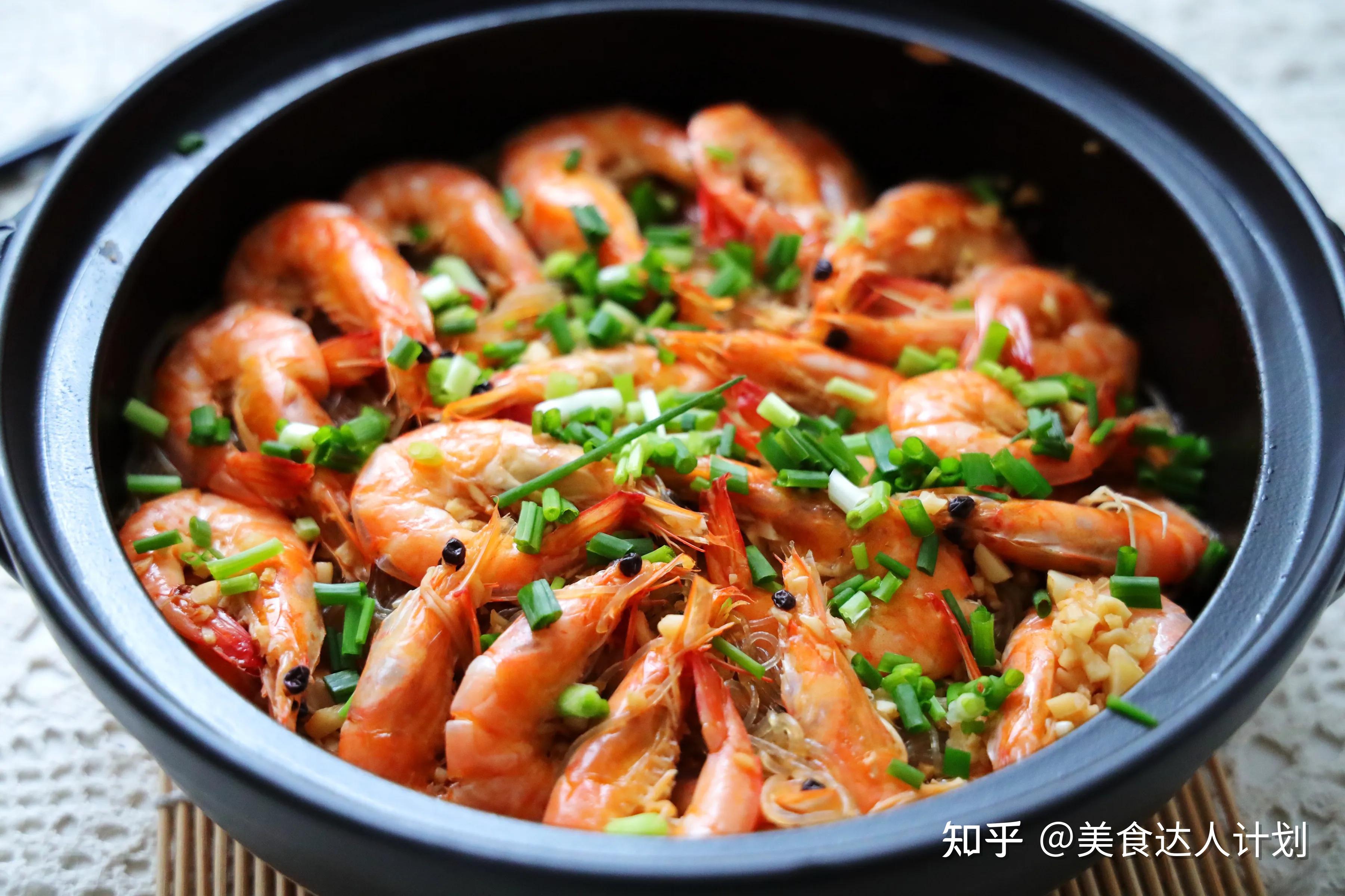 9,金针菇粉丝虾煲就做好了.