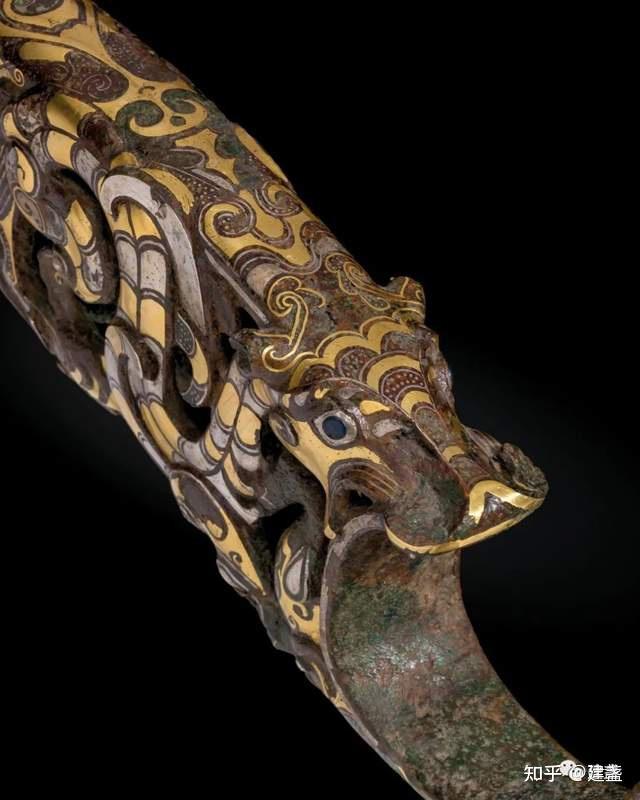 该件藏品糅合镂空与错金银技术,丝丝入扣,钜细靡遗地拼凑出龙,凤的生