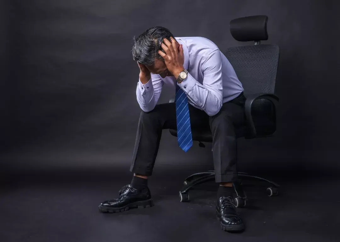 一边是丰富的物质生活,一边是沉重的工作压力