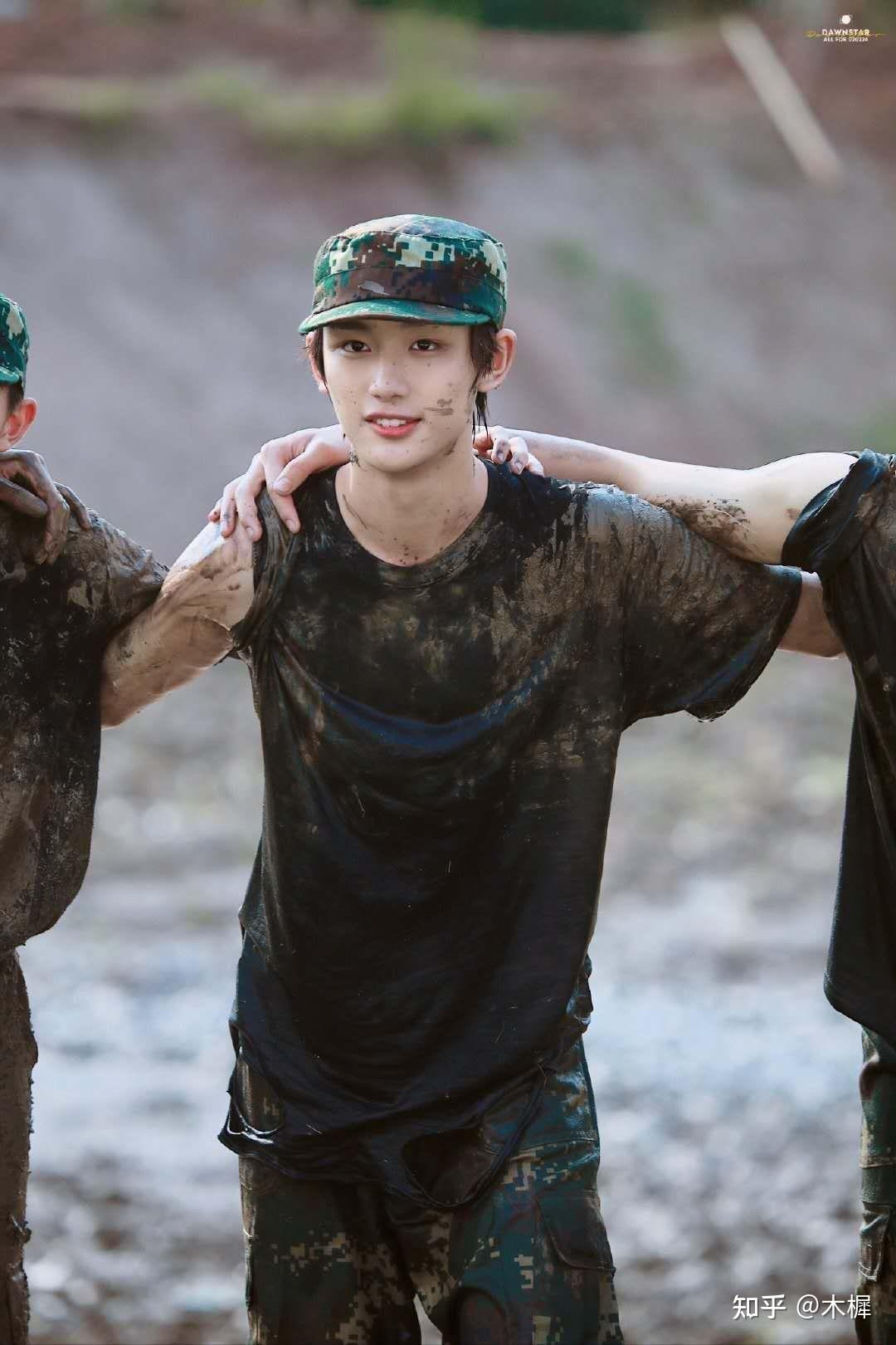 谁有丁程鑫戴帽子很英气很帅的图片