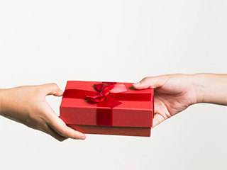 买什么礼物送给老师比较好 v2-558bf16bc5c1be243a9d802880c9e95e_1440w.jpg?source=172ae18b