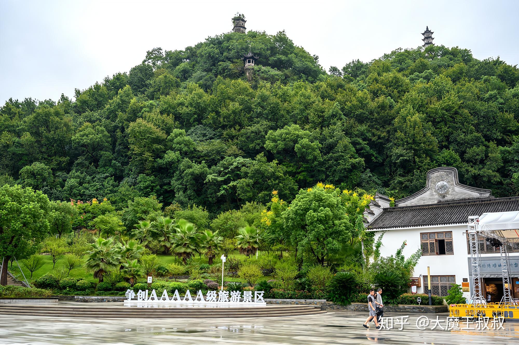 临海的核心旅游景点比较集中,主要汇聚在临海古城内,目前的台州府城