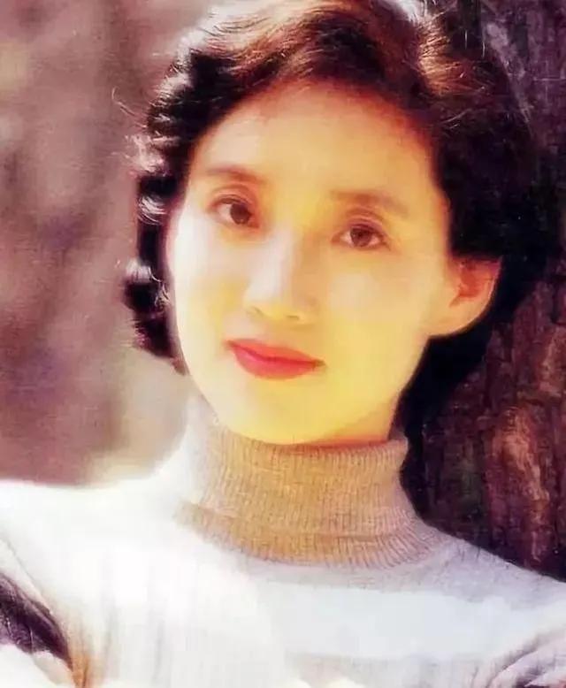 "央视主播"李修平,二婚嫁大10岁丈夫,59岁没孩子